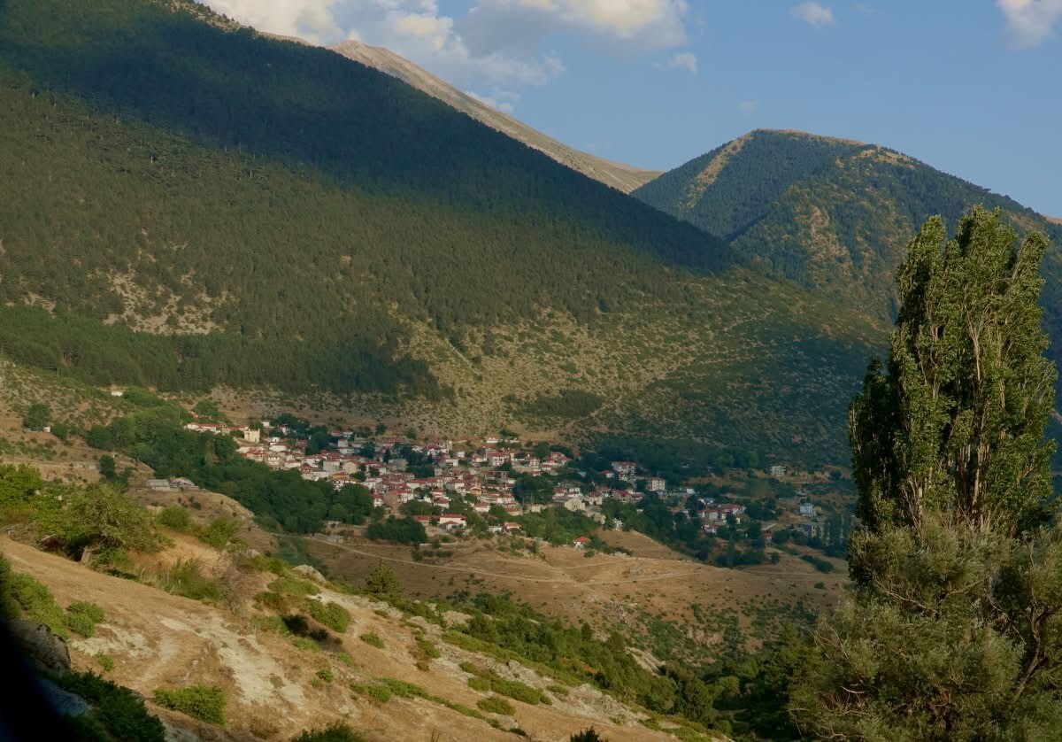 Κοκκινοπηλός Ολύμπου — Χωριό 2