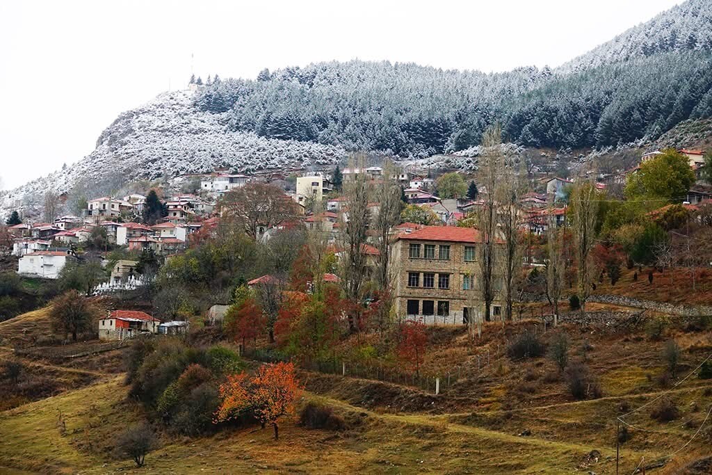 Κοκκινοπηλός Ολύμπου — Χιόνια — χωριό από κατασκήνωση 1