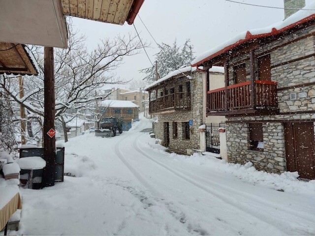 Κοκκινοπηλός Ολύμπου — Χιόνια — σπίτια