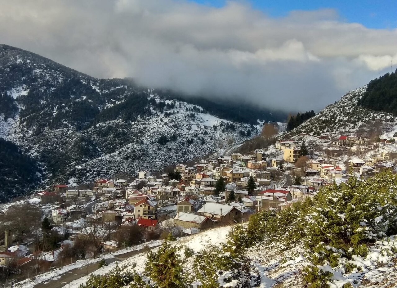 Κοκκινοπηλός Ολύμπου — Χιόνια — χωριό από κιόσκι 1