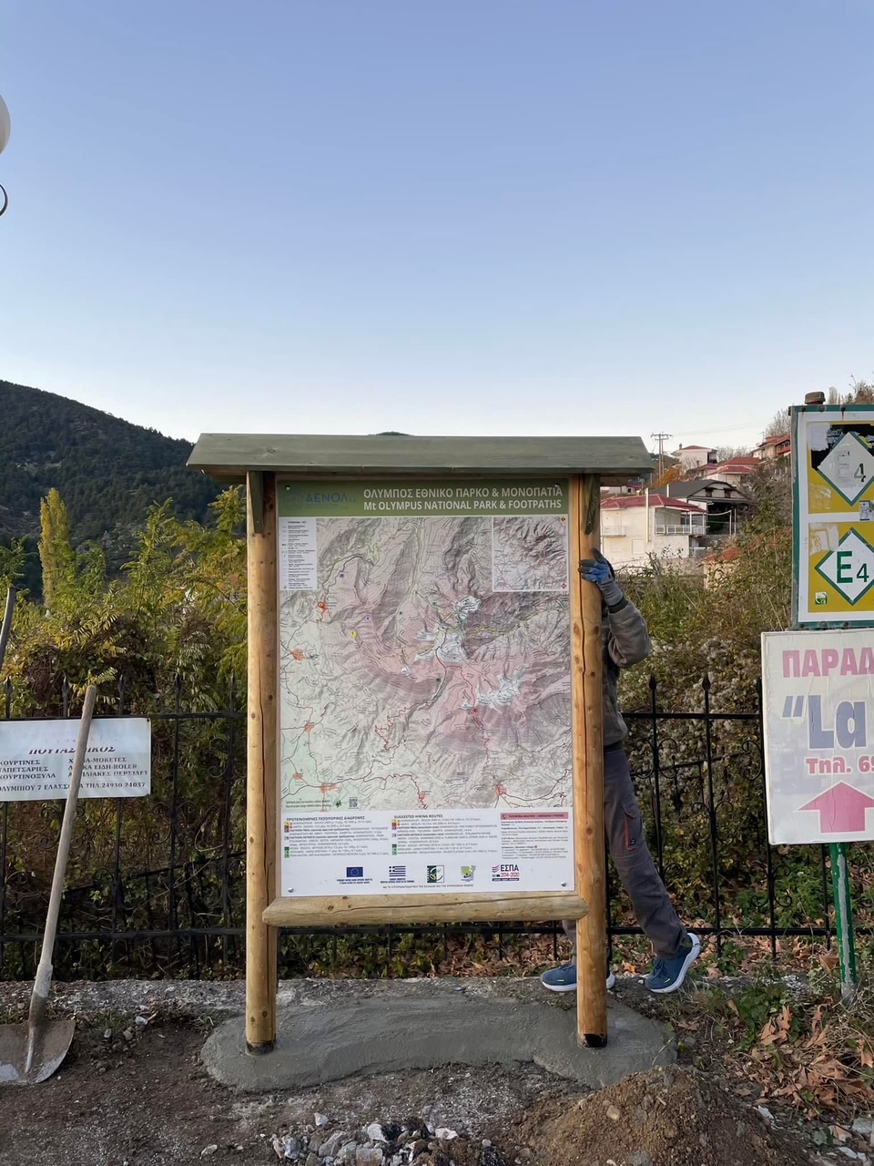 Mountaineering route sign in Kokkinopilos