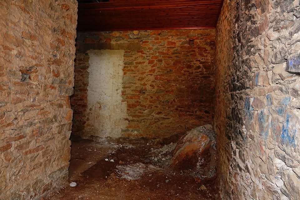 Εσωτερικός χώρος του σχολείου πριν την αποκατάσταση — φωτογραφία 3